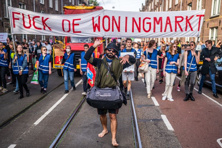 Amsterdam, 12 september: protest tegen de hoge huur- en huizenprijzen en het tekort aan woningen.  Beeld Joris van Gennip