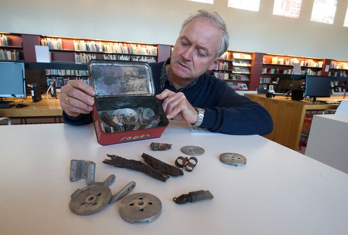 ArchivarIs Peter Bresser met een trommeltje met onderdelen van een in 1942 neergestorte bommenwerper in Megchelen. Het fluitje hoort waarschijnlijk tot de uitrusting van een omgekomen vliegenier.