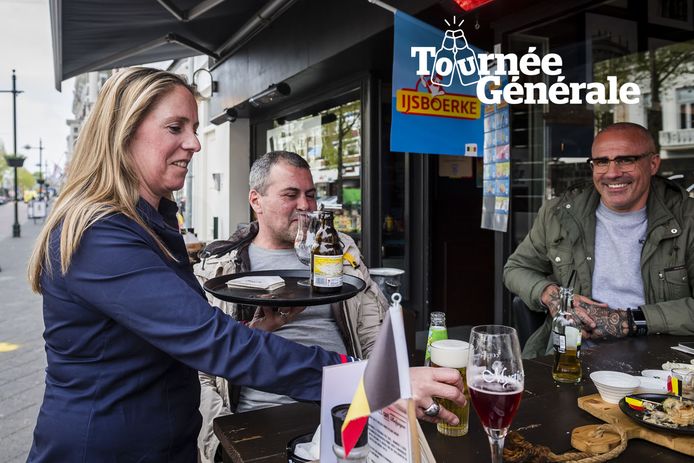 Arlett Vanderheyden van eetcafé Café Belgique in Breda serveert pintjes aan haar klanten.