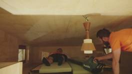 Team Oranje test alvast het bed in 'Tiny House Battle'