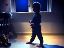 Dieven stuiten op slaapwandelend jongetje (4), ‘brengen’ hem naar huis en nemen pinpassen en auto mee