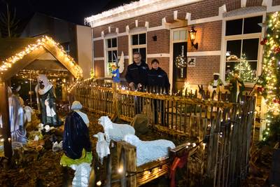 Kerststallenroute leidt wandelaars langs tuinen en ramen in Terheijden: ‘Leuke manier om elkaar te o