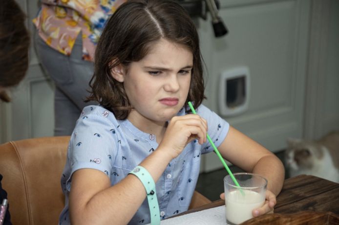 Renee vindt het amandeldrankje maar niets.