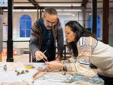 In expo ‘Textile Now’ vertellen Alydia Wever en Ryan Oduber het verhaal achter de jurk