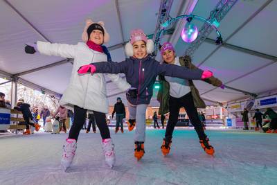 Meteen drukte op openingsdag van Winterfestijn in Elst; ‘Hartstikke blij dat schaatsbaan weer terug 