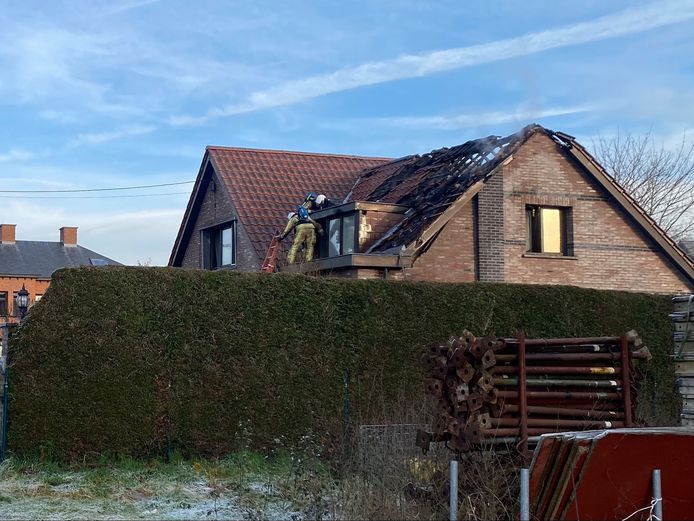MARIEKERKE - De brandweer werd opgeroepen voor een brand in een woning langs de Dreefstraat in Mariekerke bij Bornem. De brandweer kreeg het vuur onder controle, maar de schade is groot.