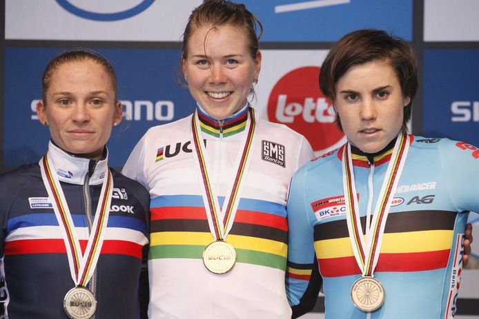 Thalita de Jong als stralende wereldkampioene temidden van Caroline Manu (zilver) en Sanne Cant.
