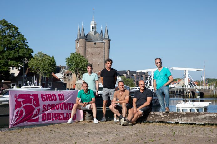 Organisatie van Giro di Schouwen Duiveland. Vlnr. Toon Wandel (zittend groen shirt), Jan-Willem de Oude, Raymond Tolhoek, Matthijs Ras, Leen de Jonge, Roy Bogaert.