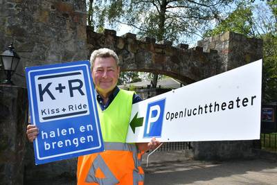 Hennie Kemna uit Hertme is verkeersregelaar: ‘serieus en belangrijk werk’