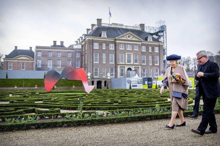 Archiect Daniel Libeskind loopt met prinses Beatrix langs zijn 'The Garden of Earthly Worries' in de tuin van paleis Het Loo in Apeldoorn. Beeld EPA