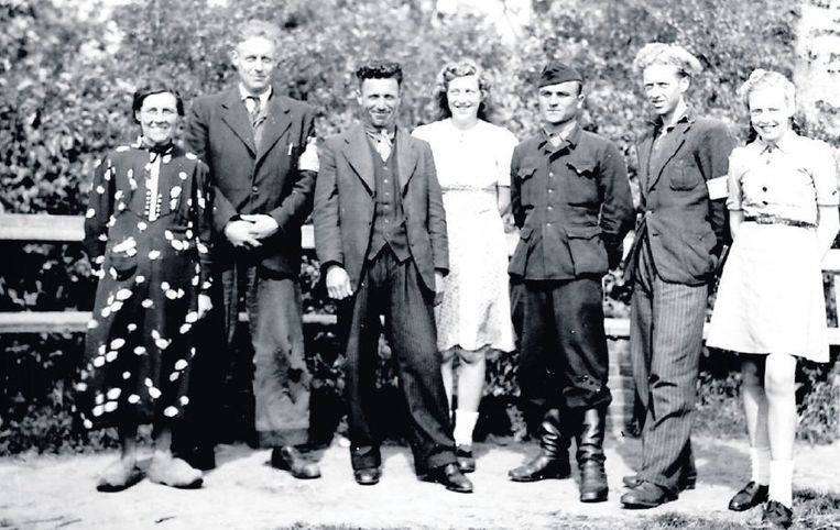 Juni 1945. Twee Georgiërs poseren in Oosterend op Texel waar ze onderge-doken zaten bij Jo Dros (uiterst links) en Lodewijk Bremer (tweede van links, opa van Lodewijk Dros). Beeld www.derussenoorlog.nl