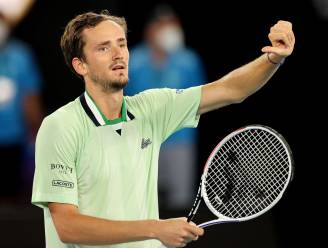 AUSTRALIAN OPEN. Medvedev redt matchbal en stoot na marathonpartij door naar halve finales - Mertens klopt Flipkens in Belgisch dubbelonderonsje