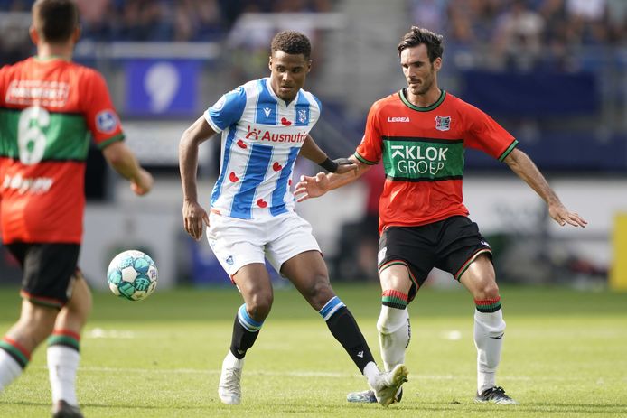 NEC-verdediger Ivan Márquez in duel met sc Heerenveen-aanvaller Amin Sarr.