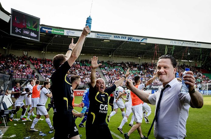 Trainer Stijn Vreven van NAC na het laatste fluitsignaal na de promotie naar de eredivisie tijdens de tweede play-off tegen NEC.