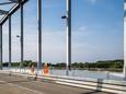 Een ongewoon lege John Frostbrug in Arnhem. Zondag gaat de brug tot 10 september dicht voor gemotoriseerd verkeer. Dan mogen alleen (brom)fietsers, voetgangers en werklieden toegang tot de overspanning.