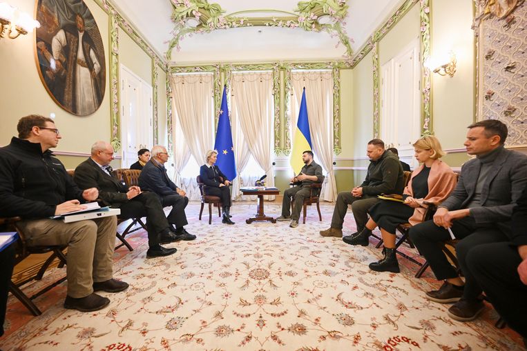 Von der Leyen en Borrell bespreken de oorlog met Zelensky. Beeld Anadolu Agency via Getty Images