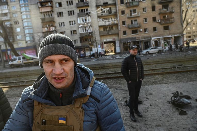  Burgemeester en oud-bokskampioen Vitali Klitsjko in de gehavende straten van Kiev, op 14 maart. Beeld AFP