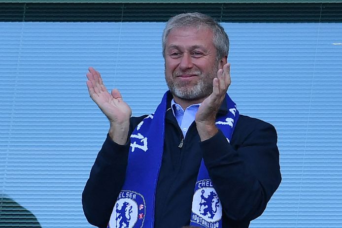 Roman Abramovitsj applaudisseert bij het kampioenschap van Chelsea in 2017.