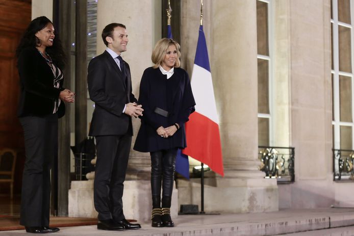Emmanuel en Brigitte Macron. Bij officiële gelegenheden staat ze naast in plaats van achter hem.