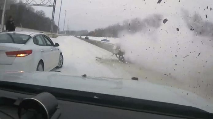 Un conducteur percute une voiture de police sur une route verglacée de l'Ohio.