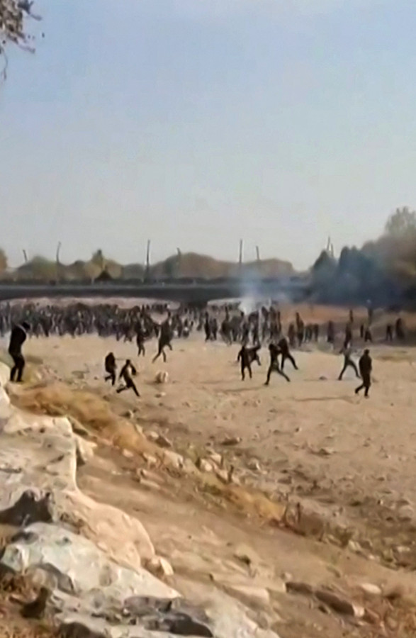 Een still uit de video waaruit blijkt dat er geweld ontstaat tussen politie en demonstranten.