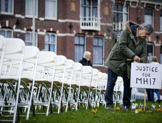 Nabestaanden MH17 plaatsen 298 lege stoelen aan Russische ambassade in Nederland
