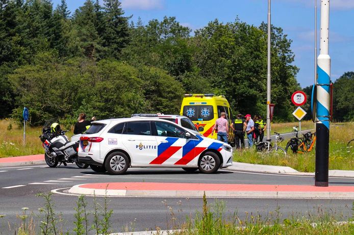 De fietsster is meegenomen met een ambulance.