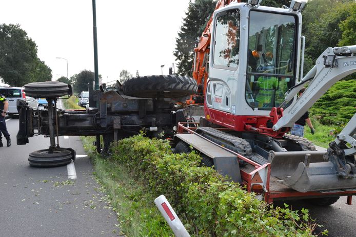 Tractor kantelt op Antwerpseweg in Rijsbergen.