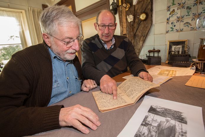 Adrie Mennen en Harrie van Lieshout met gevonden dagboek van burgemeesterszoon Jan Michiels die in Lierop ondergedoken zat