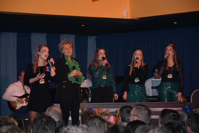 Tussen de buuts en dansoptredens veel muziek. Op deze foto vanaf links Eline Hartman, Petra oude Lashof, Edith Nijmeijer, Dorien Hartman en Rowèl Hesselink. Deze dames zongen prachtige liederen, waaronder een ode aan het oude ‘Rossum’.