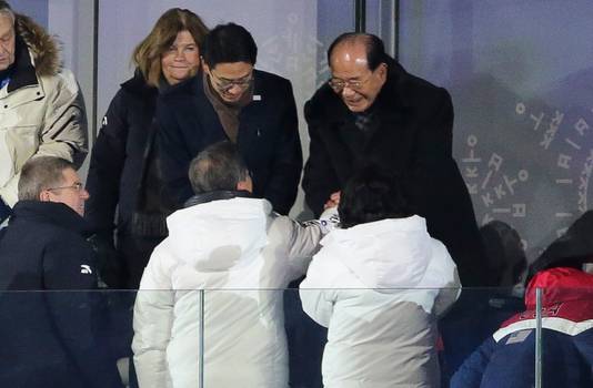 De Zuid-Koreaanse president Moon Jae-in (midden, op zijn rug gezien) en zijn vrouw Kim Jung-sook schudden vrijdagavond ook al de hand van Kim Yong-nam en Kim Yo-jong. Dat gebeurde tijdens de opening van de Winterspelen in  Pyeongchang.