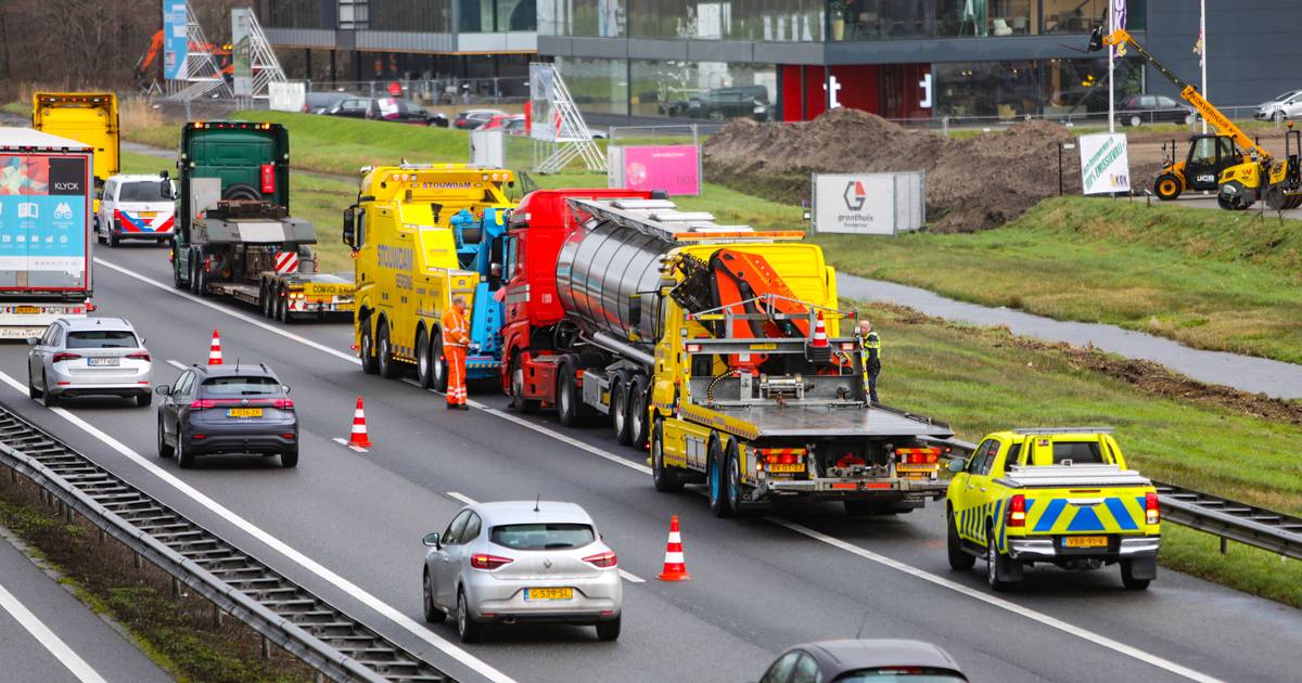 Flinke file door botsende vrachtwagens op A28, snelweg is inmiddels ...