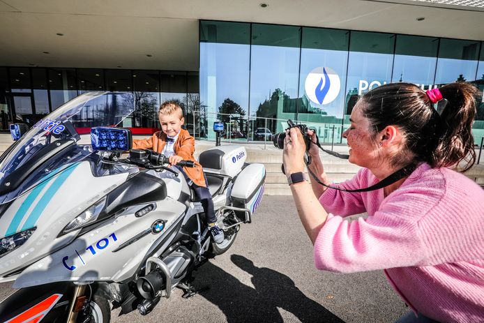 Lukas Monteyne uit Jabbeke zit megafier op de politiemotor.