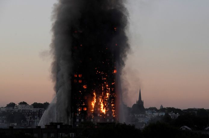 De afbrandende Grenfell Tower op 14 juni 2017