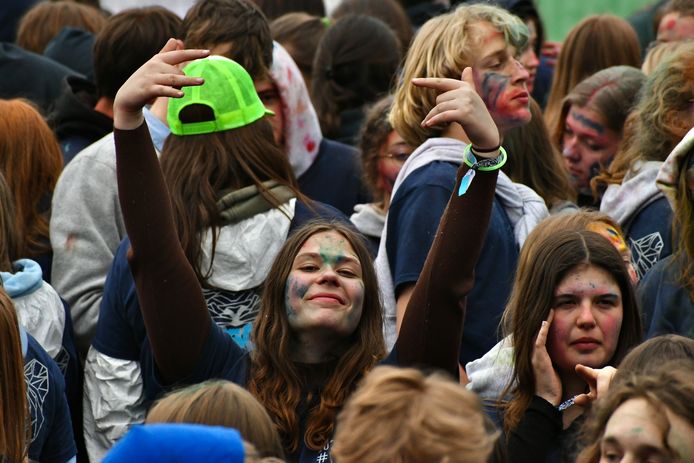 In Roeselare vierden ze de 50 dagen in plaats van de 100 dagen. De jongeren gingen vanaf 6u 's morgens uit de bol op het Polenplein.