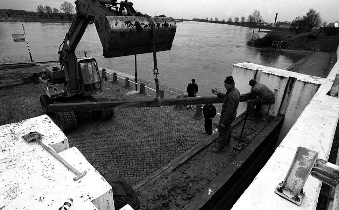 Zo werd in 1993 de Tunnel tussen het dorp en de Maas met houten planken met klei ertussen afgesloten om ervoor te zorgen dat het Maaswater niet richting de bebouwing kon stromen in Cuijk.