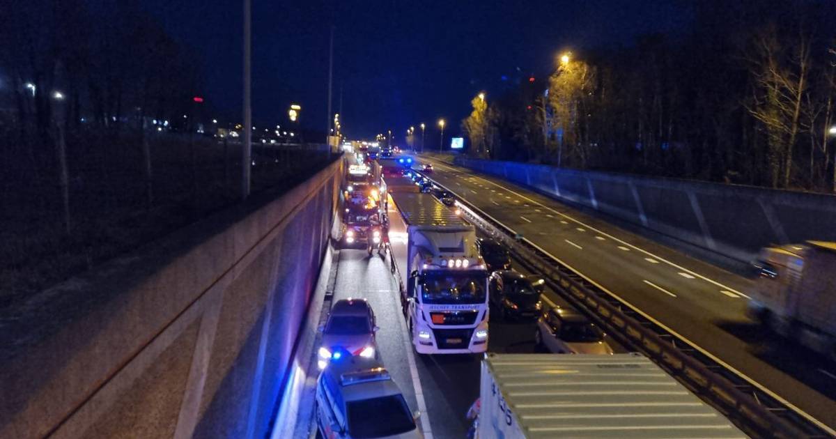 A1 bij Hengelo in de richting van Almelo afgesloten door ongeval.
