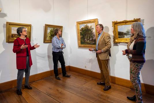 Vier betrokkenen van de expositie ‘Koekkoek op bezoek’. Van links naar rechts Ursula Geisselbrecht-Capecki (B.C. Koekkoek-Haus), Dick van Veelen (Museum Veluwezoom), Egbert Reinders (Museum Veluwezoom) en Carine van Ketwich Verschuur (Geldersch Landschap & Kasteelen).