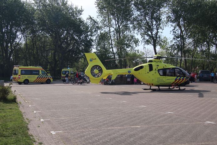 De traumahelikopter landde vlakbij de plaats van het ongeval op een parkeerplaats in Burgh-Haamstede.