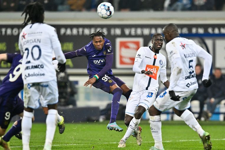 Spits Christian Kouamé van Anderlecht scoort niet in de Gentse Ghelamco Arena, zondagavond. Beeld Photo News