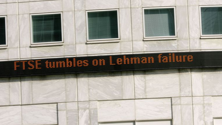 Een lichtkrant op een Londens beursgebouw verkondigt het nieuws van dalende koersen na de val van de Amerikaanse bank Lehman in 2008 Beeld ANP