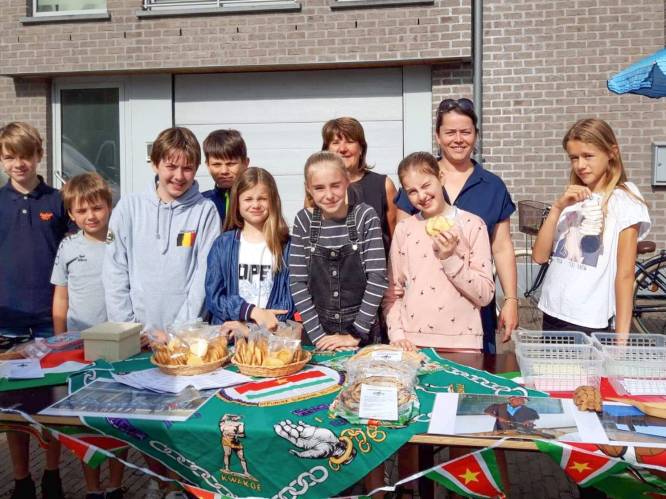 Leerlingen van De Bosrank met kraampje op de markt in Zingem om Surinaamse scholen te steunen