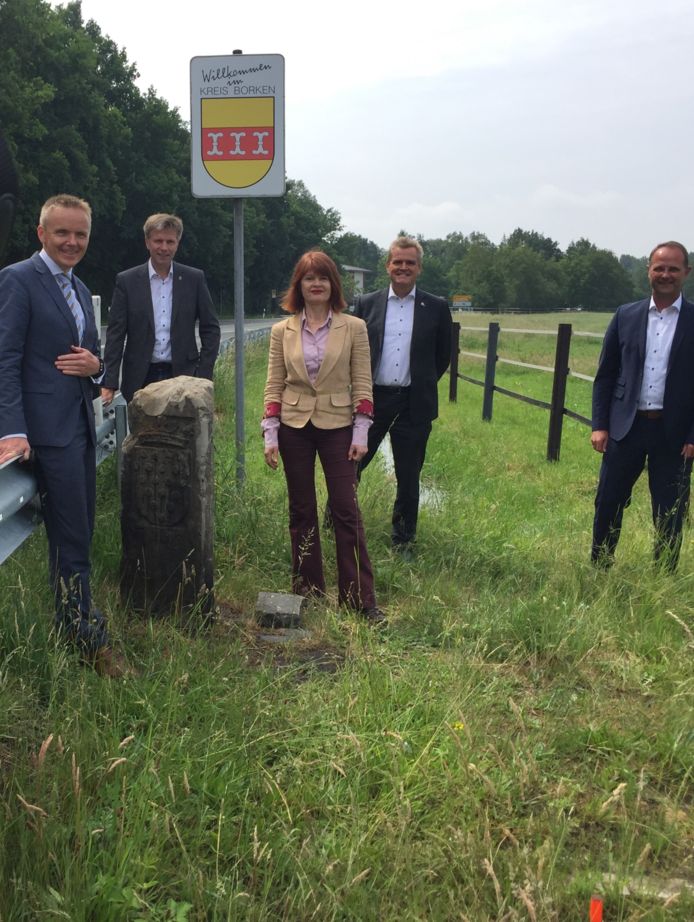 De burgemeesters op de foto samen met de Euregio-bestuurders., Van links naar rechts: Volker Pannen, Rainer Doetkotte, Cia Kroon, Rob Welten en Christoph Almering.