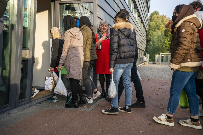 Afghaanse kinderen die met hun ouders worden opgevangen in Heumensoord krijgen tijdelijk onderwijs in basisschool De Oversteek. (archiefbeeld)