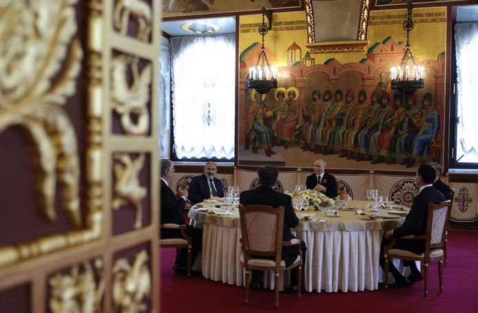 Dinner with Putin.  Lukashenko is nowhere to be seen.
