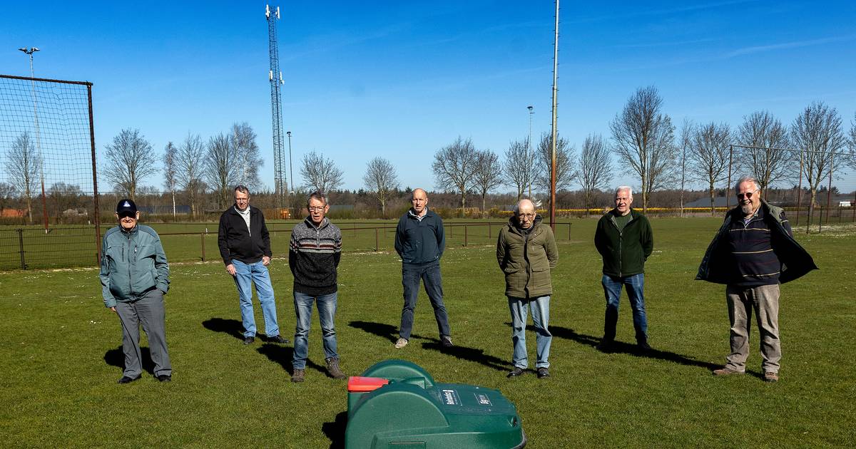 Robotmaaier houdt velden HMVV in Hooge Mierde bij; grasmat nóg strakker dan ze gewend zijn