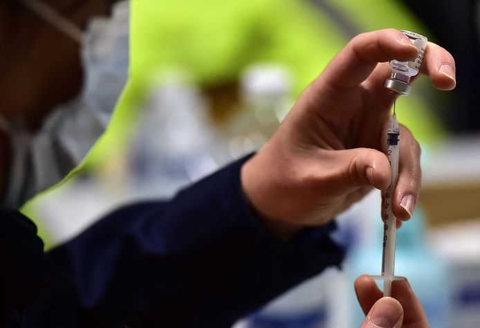 Alors qu’il devait recevoir la première dose du vaccin Pfizer ce samedi soir au centre de Dampremy, Jacques Janssens, 72 ans, a vu son rendez-vous être annulé “sans raison”, mercredi dernier. / Photo prétexte