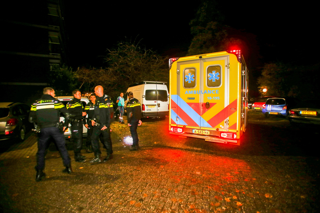 Hulpdiensten rukken massaal uit voor gewonde man die op straat ligt in ...