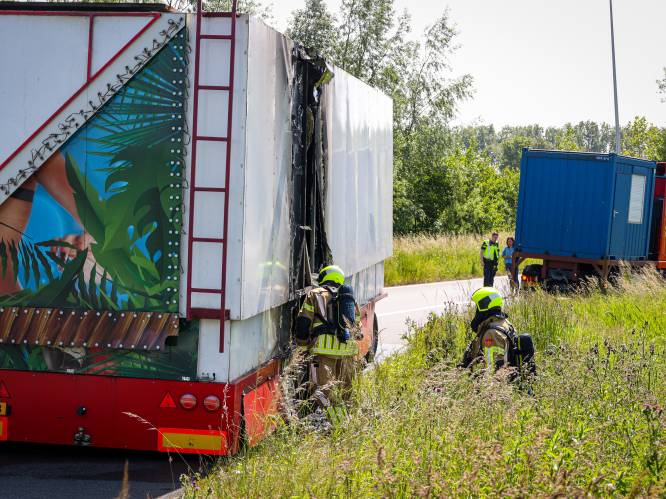 Brand uitgebroken in vrachtwagen met kermisattractie