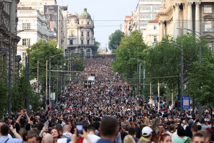 Tienduizenden mensen zijn in de Servische hoofdstad Belgrado op de been om te protesteren tegen het recente geweld en schietpartijen in het land.